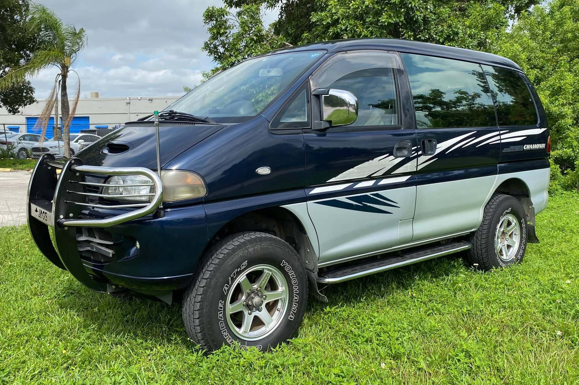 1997 Mitsubishi Delica sold for $8,669