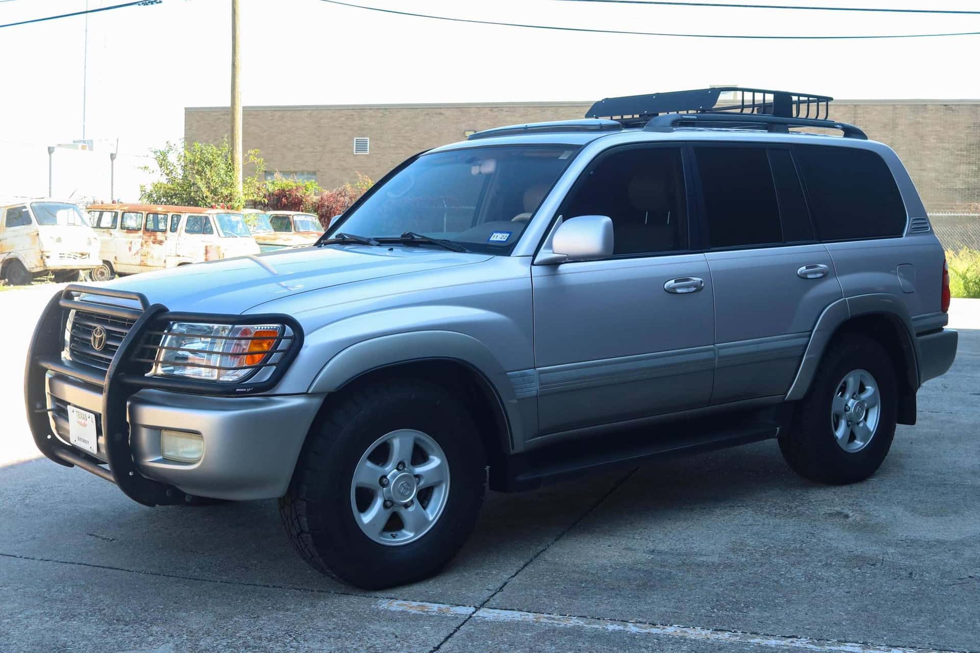 1999 Toyota Land Cruiser sold for $14,300