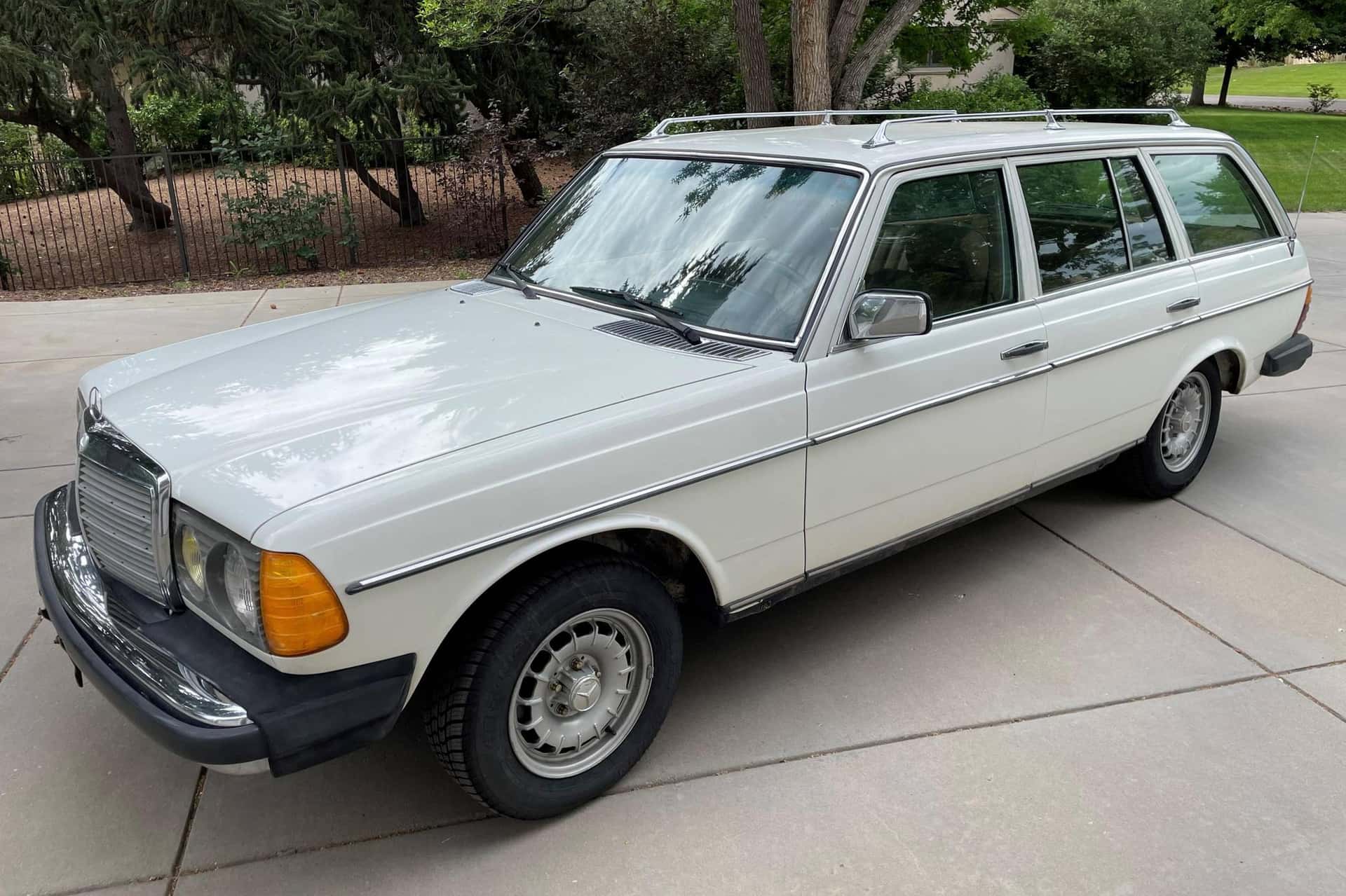 1982 Mercedes-Benz E-Class sold for $7,500