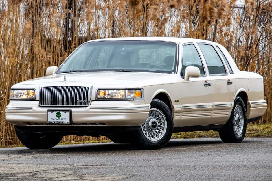 1997 Lincoln Town Car sold for $10,250