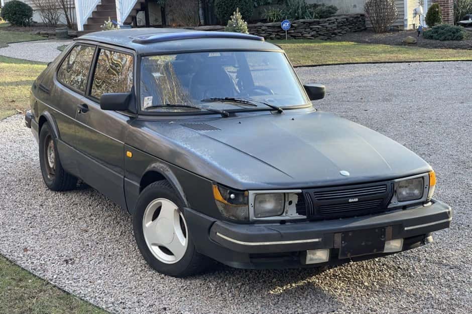 1986 Saab 900 sold for $1,001