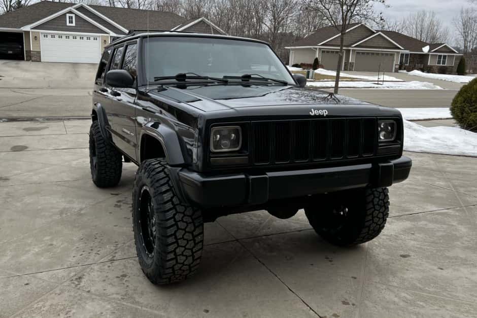 2000 Jeep XJ Cherokee sold for $9,250