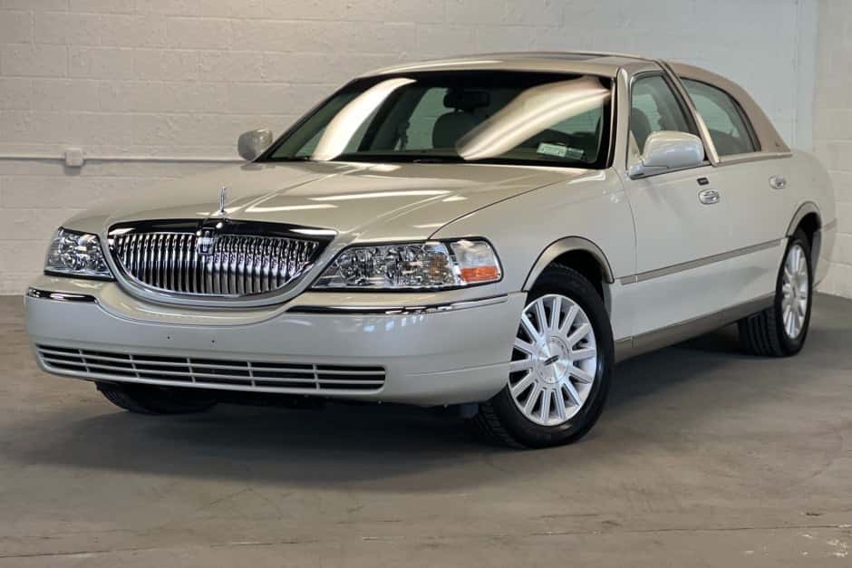 2004 Lincoln Town Car sold for $19,250