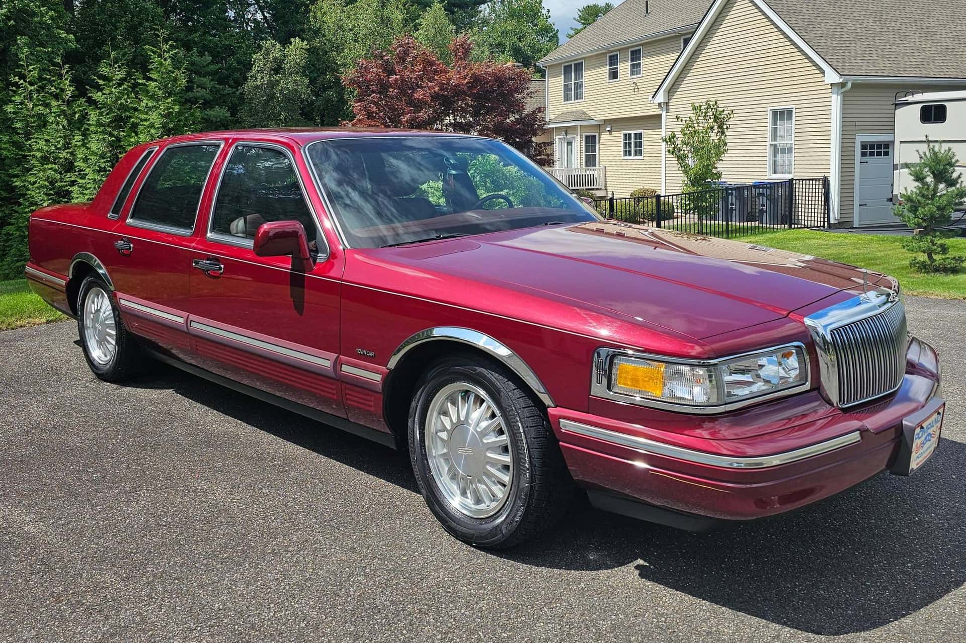 1996 Lincoln Town Car sold for $17,000