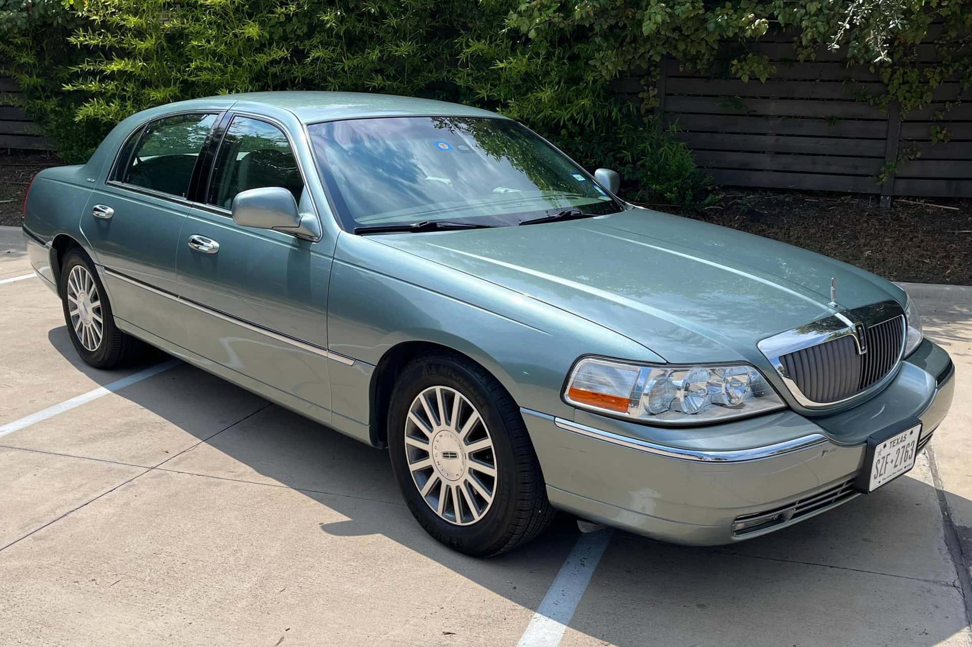 2003 Lincoln Town Car sold for $7,900