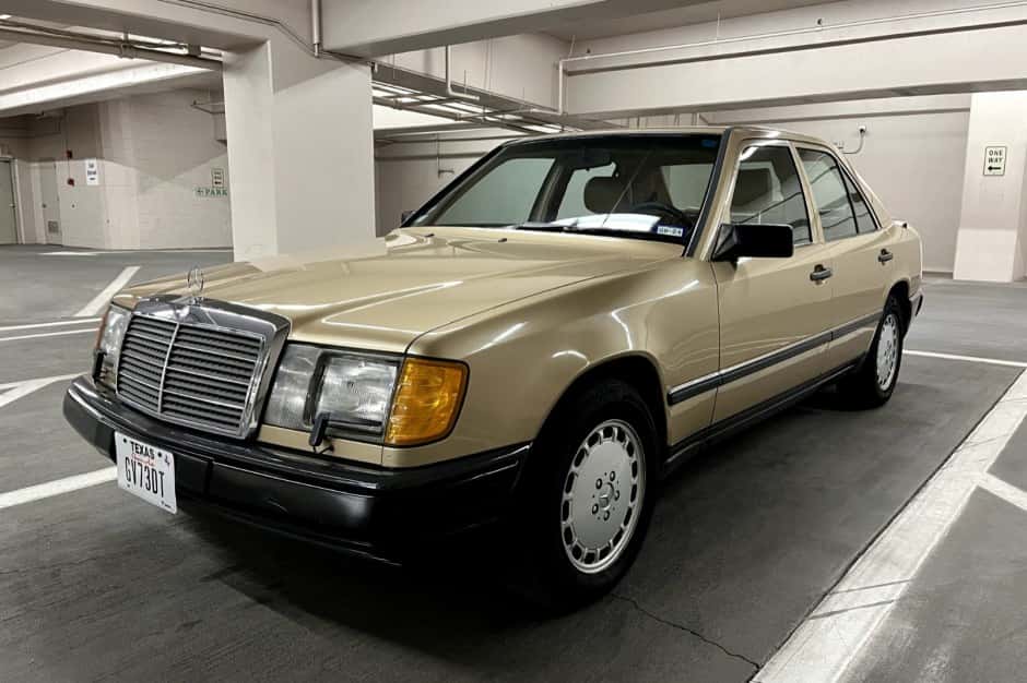1986 Mercedes-Benz W124 E-Class sold for $6,600