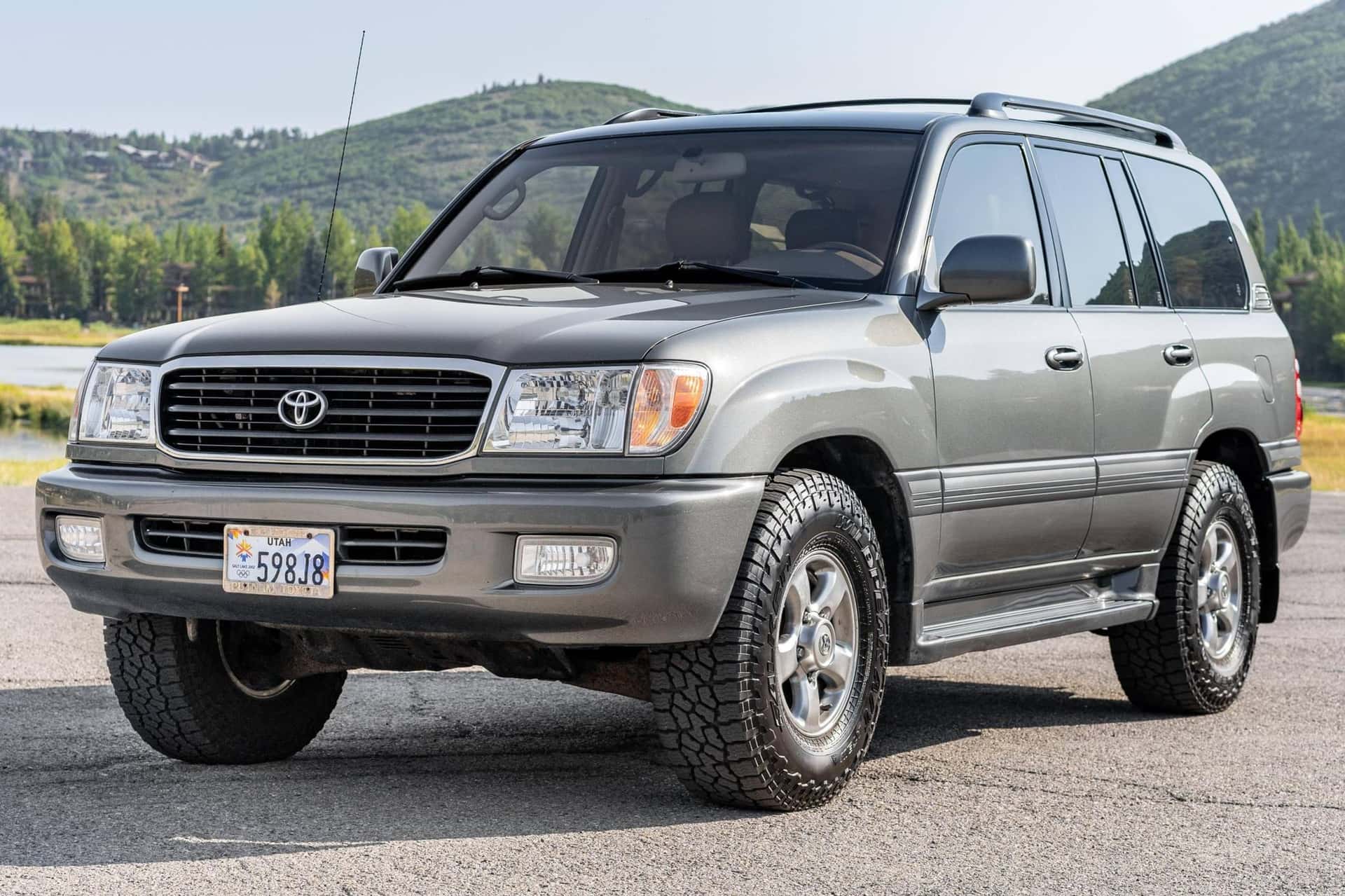 2002 Toyota Land Cruiser sold for $28,250