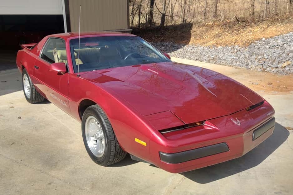1990 Pontiac Firebird (1982-1992) sold for $16,359