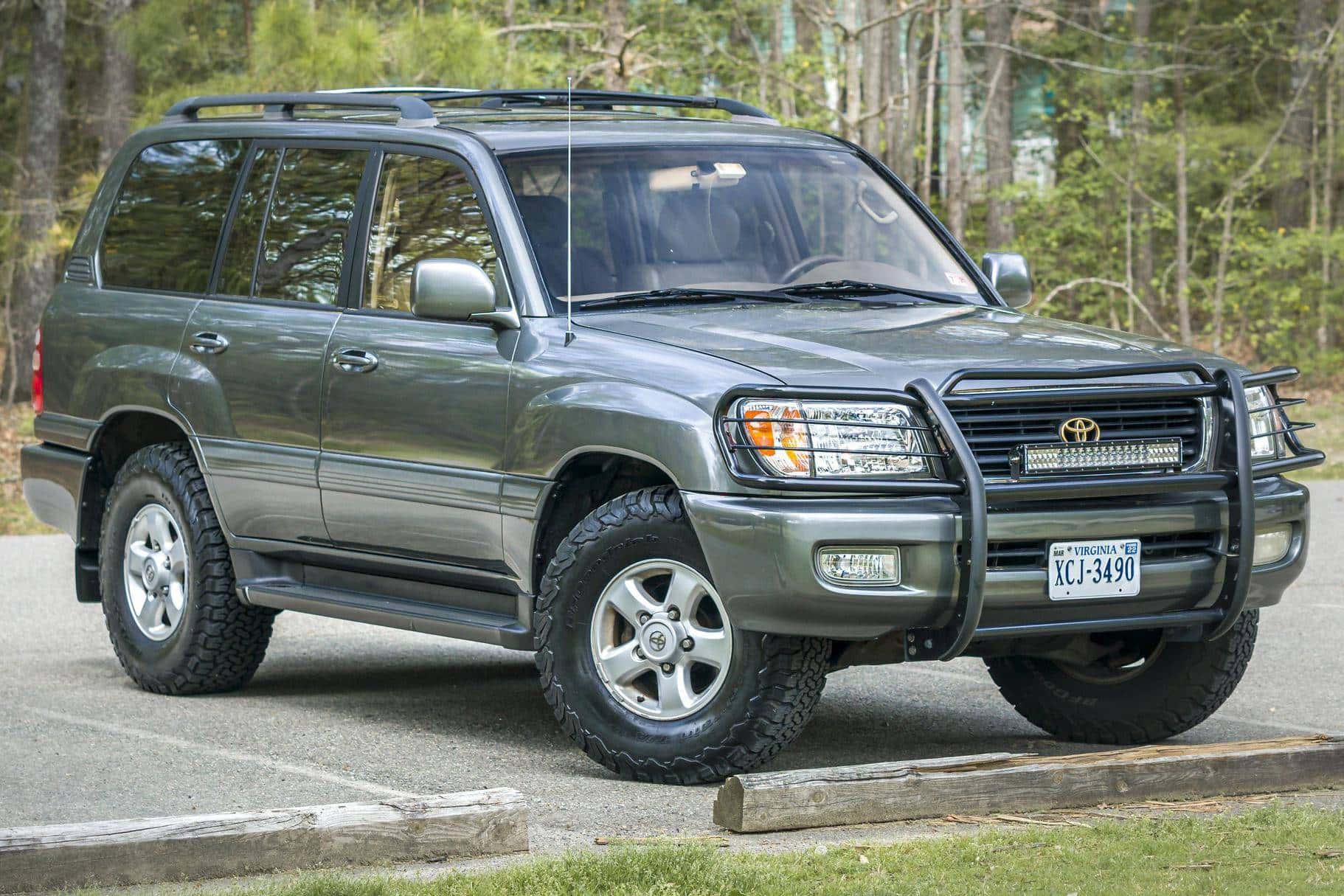 1998 Toyota Land Cruiser sold for $9,512