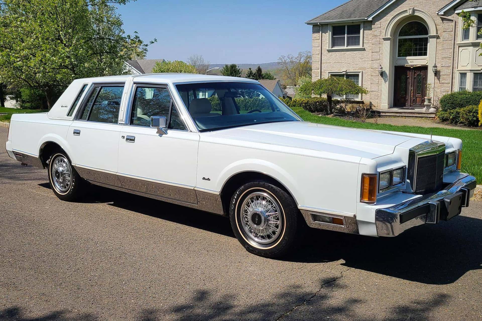 1989 Lincoln Town Car sold for $12,100