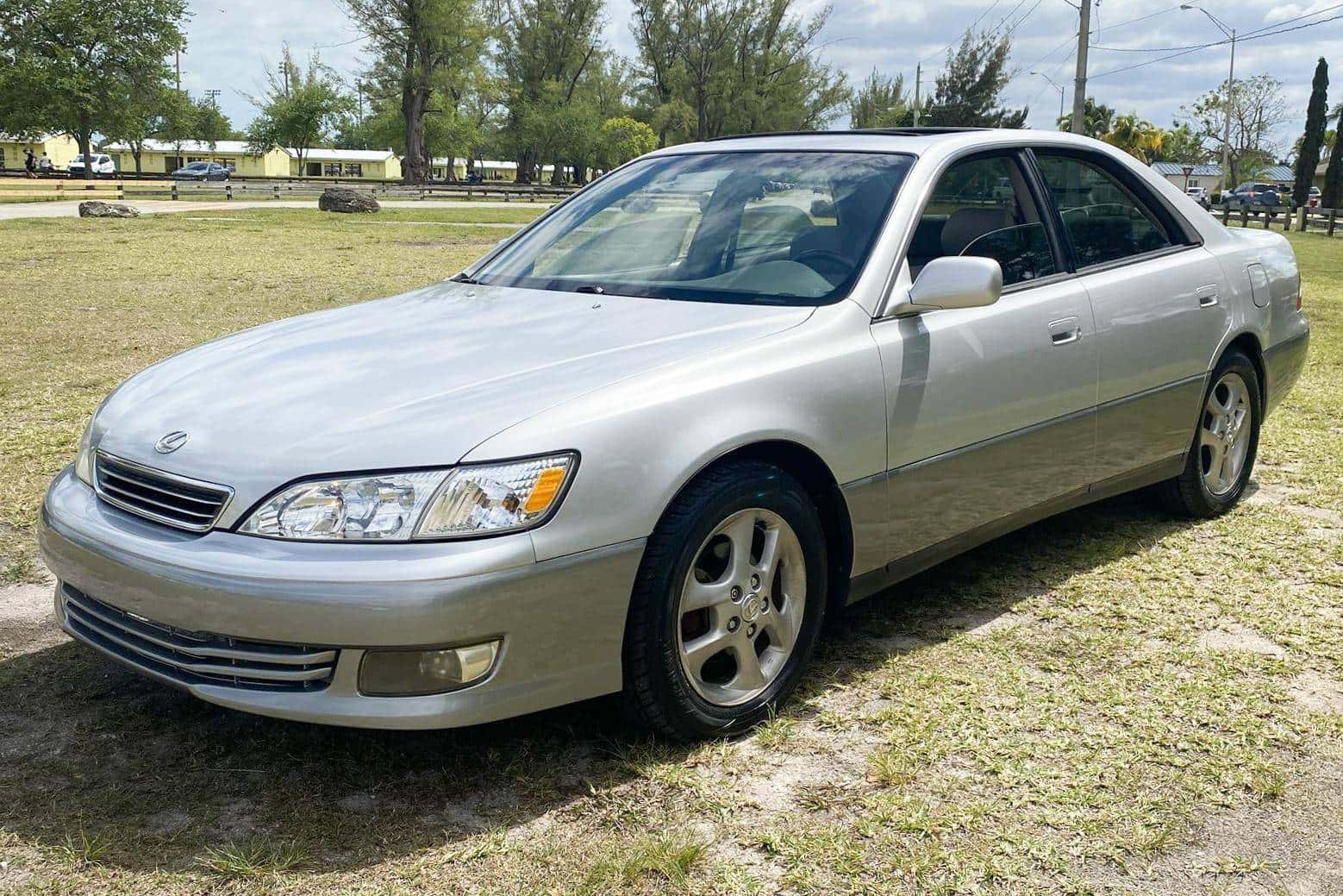 2001 Lexus ES sold for $6,650