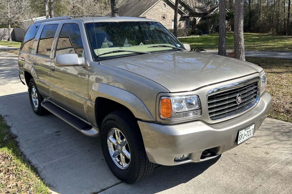 2000 Cadillac Escalade GMT400 (1999-2000) sold for $24,100