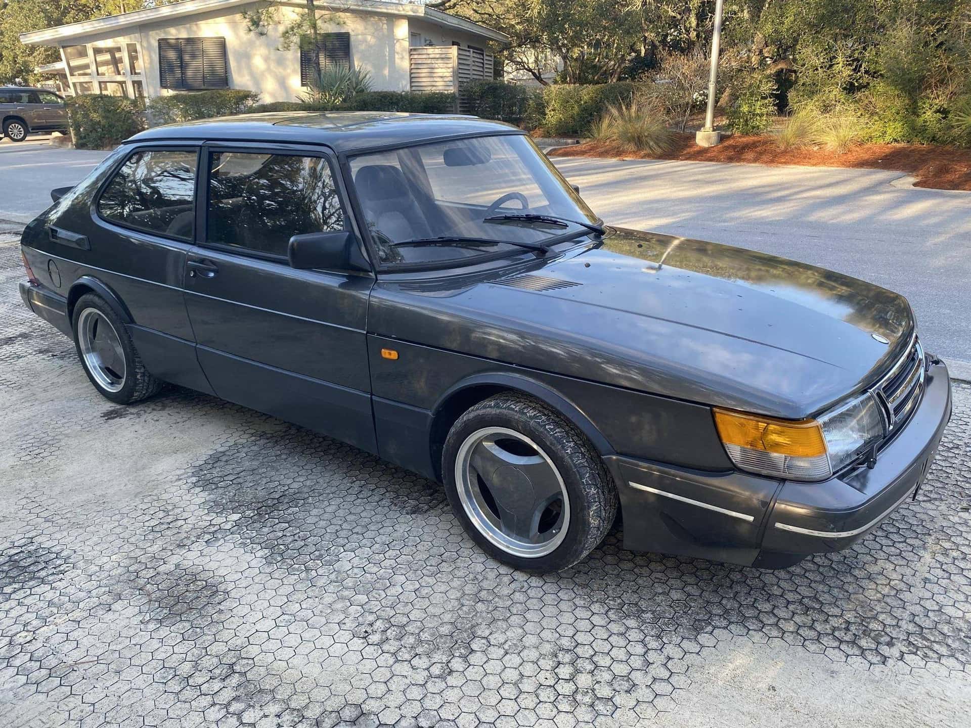 1989 Saab 900 sold for $8,514
