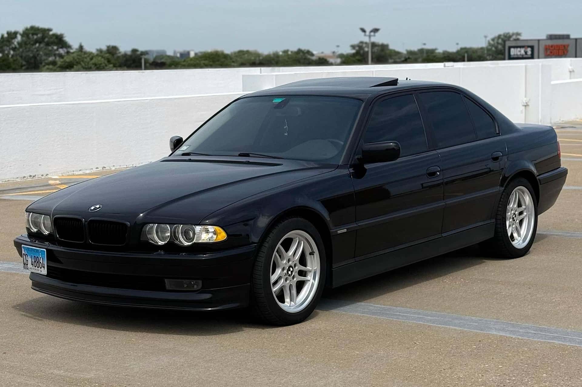 2000 BMW 7 Series sold for $10,300