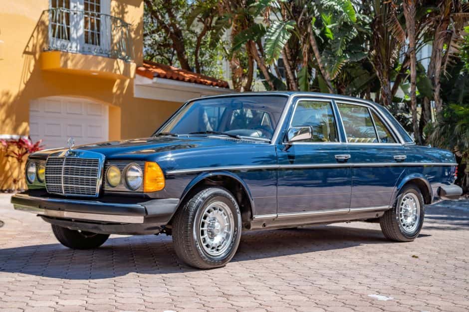 1983 Mercedes-Benz W123 sold for $23,250