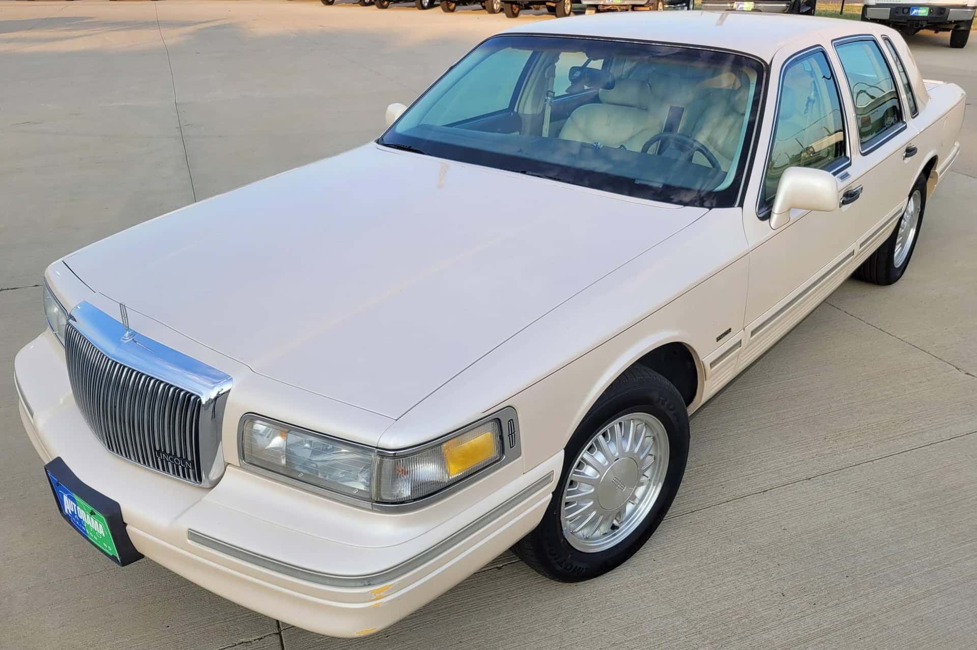 1997 Lincoln Town Car sold for $7,200