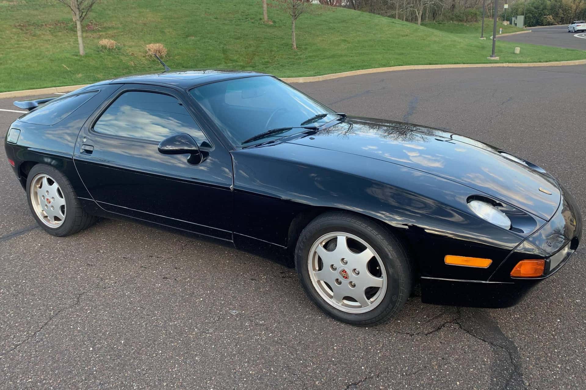 1990 Porsche 928 sold for $31,928