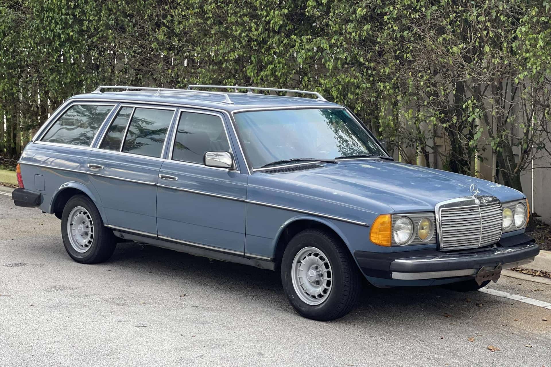 1984 Mercedes-Benz E-Class sold for $9,000