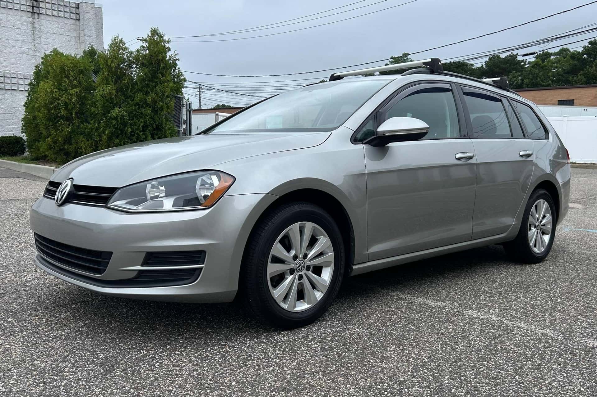 2017 Volkswagen Golf sold for $12,100