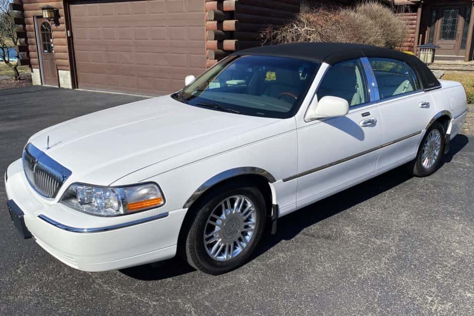 2011 Lincoln Town Car sold for $21,100
