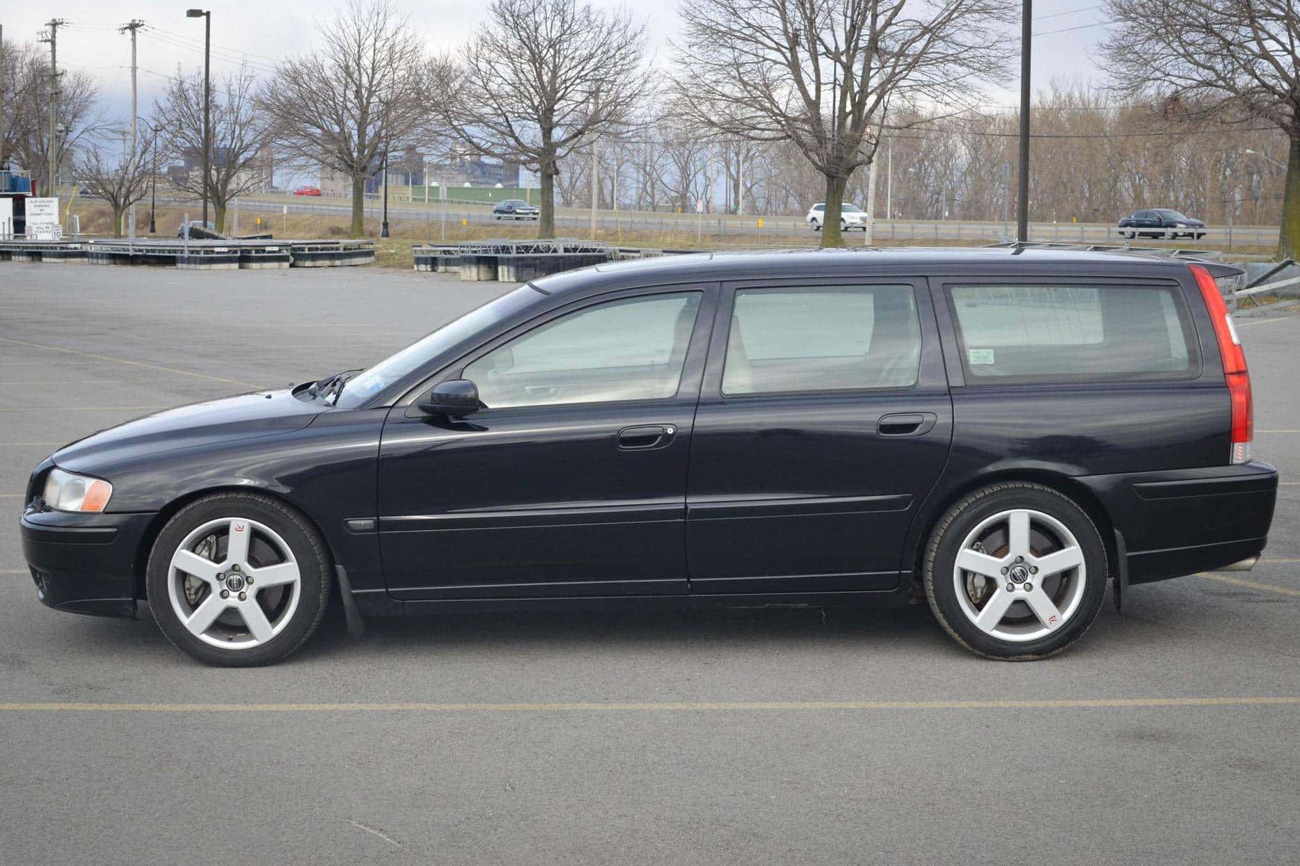 2005 Volvo V70 sold for $8,900
