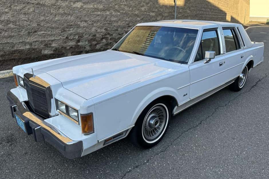 1989 Lincoln Town Car sold for $4,200