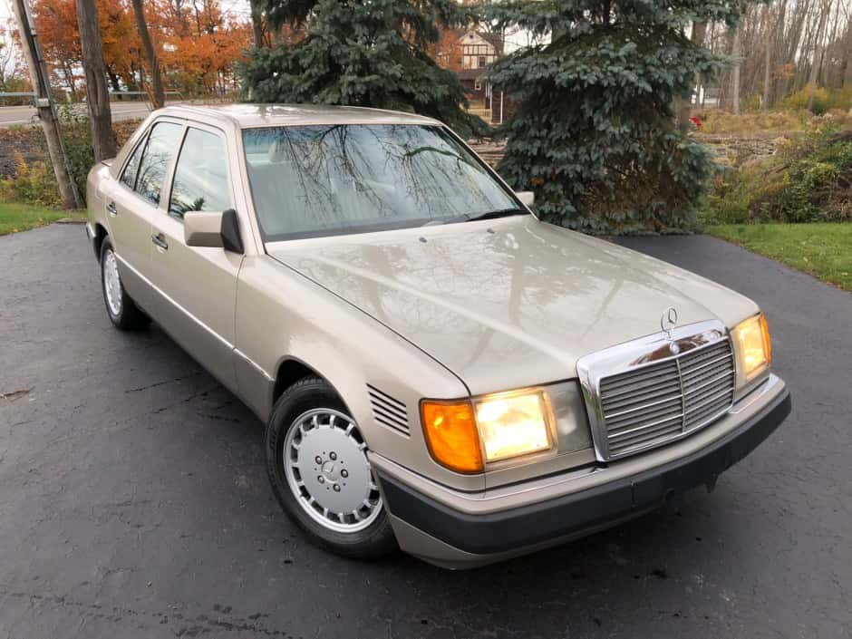 1991 Mercedes-Benz W124 E-Class sold for $6,900