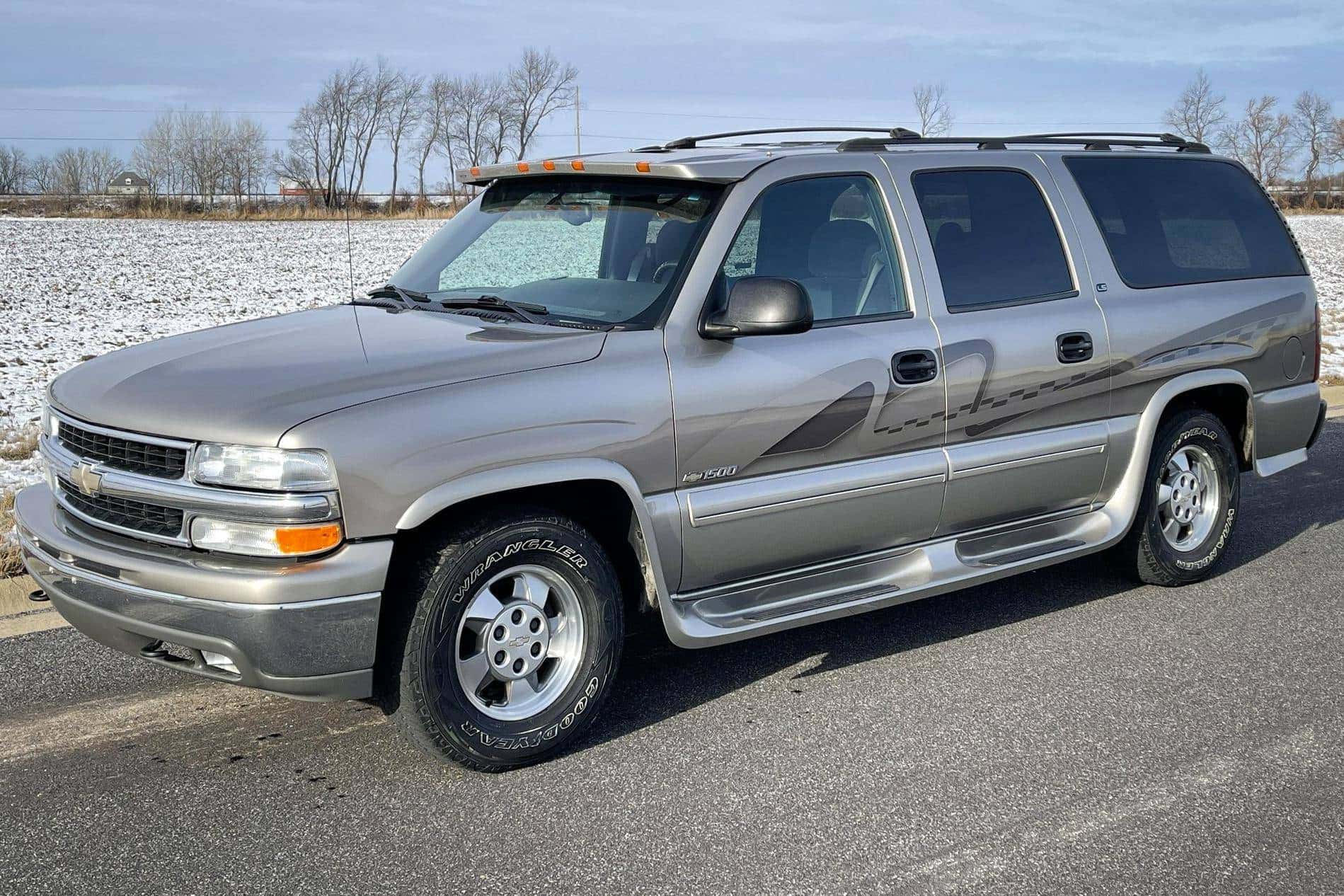 2000 Chevrolet Suburban sold for $7,600
