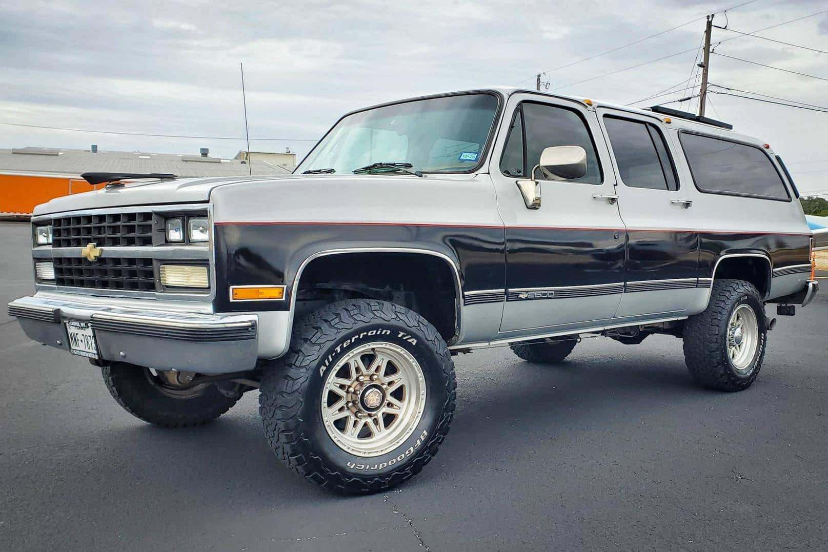 1989 Chevrolet Suburban sold for $7,100