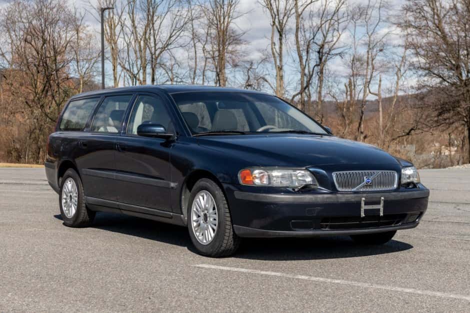 2004 Volvo V70 sold for $8,600