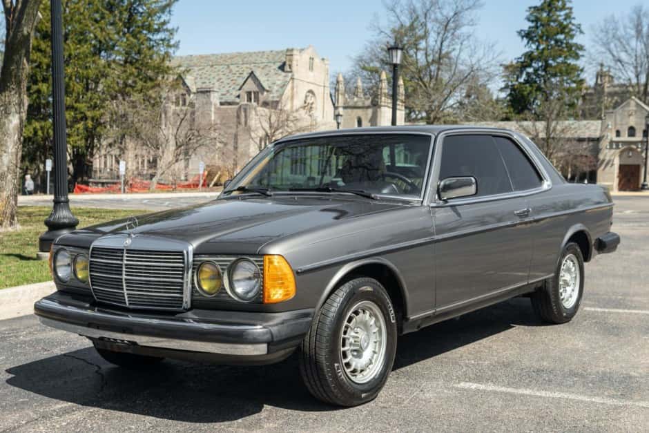 1983 Mercedes-Benz W123 sold for $26,123