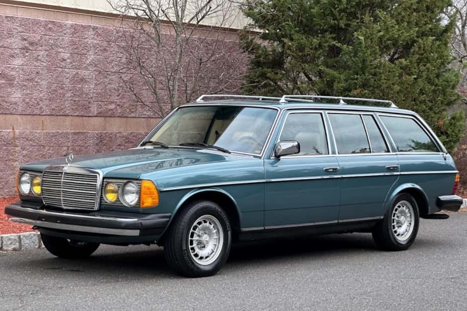 1982 Mercedes-Benz W123 sold for $99,500