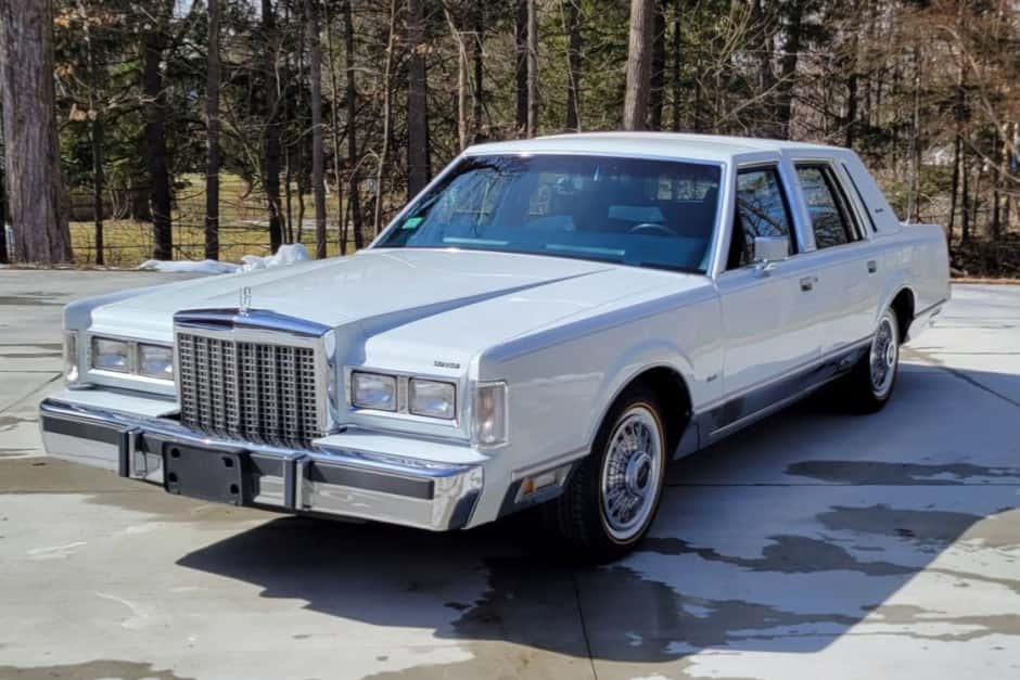 1986 Lincoln Town Car sold for $13,000