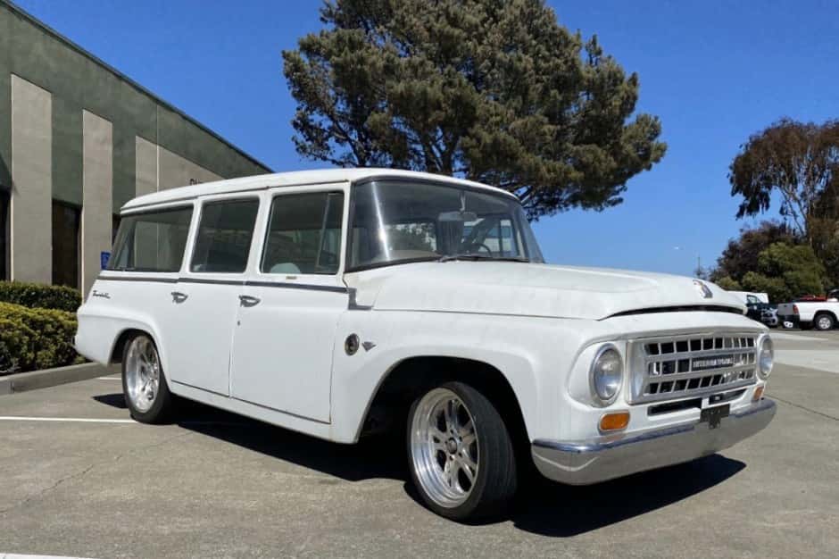 1964 International Harvester Travelall sold for $10,529