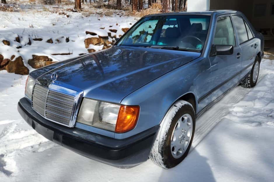 1986 Mercedes-Benz W124 E-Class sold for $7,600
