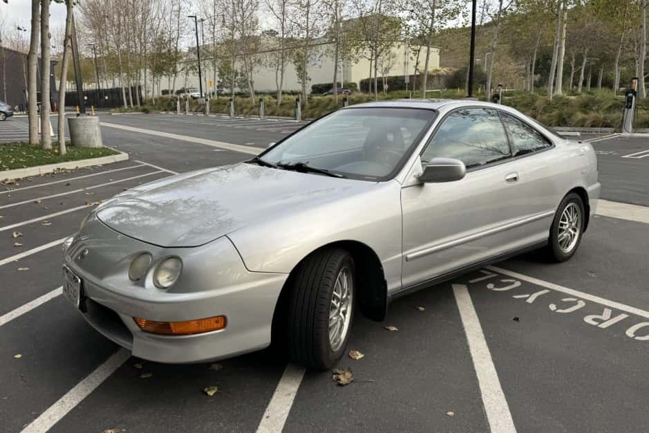 2000 Acura Integra sold for $8,600