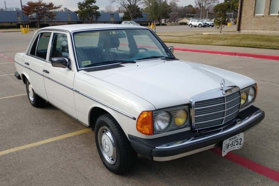 1981 Mercedes-Benz W123 sold for $5,400
