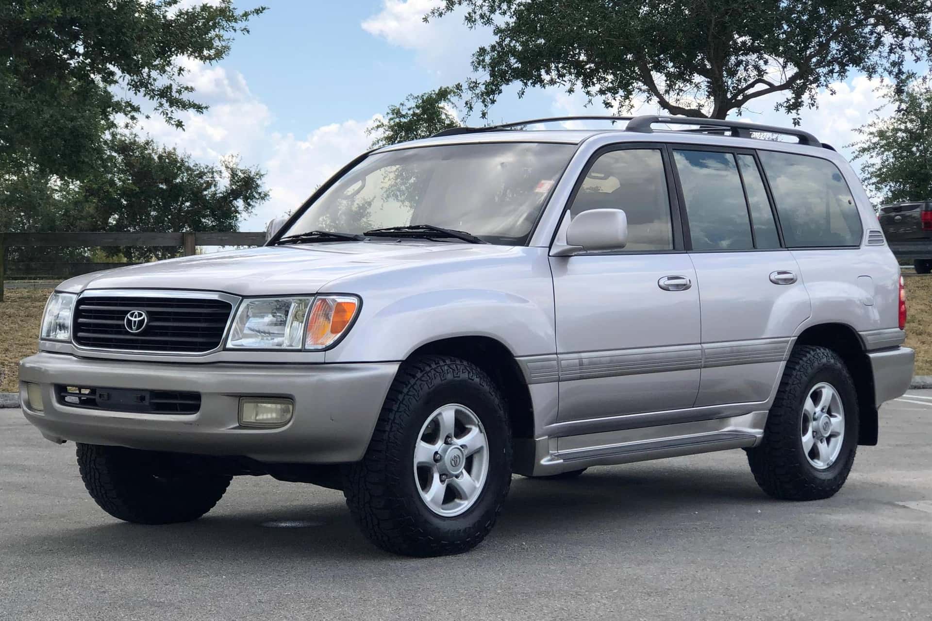 2000 Toyota Land Cruiser sold for $8,300