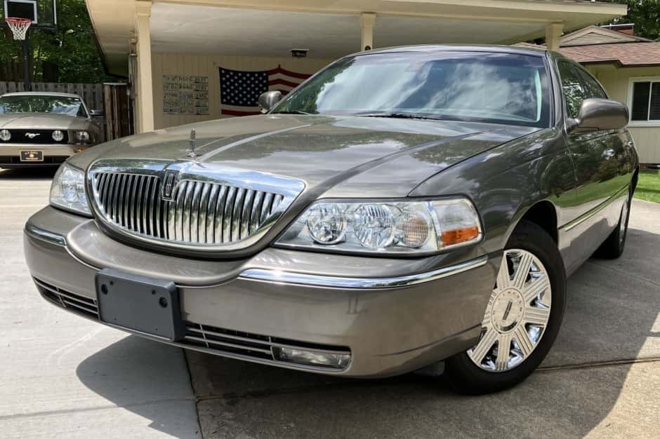 2003 Lincoln Town Car sold for $7,500