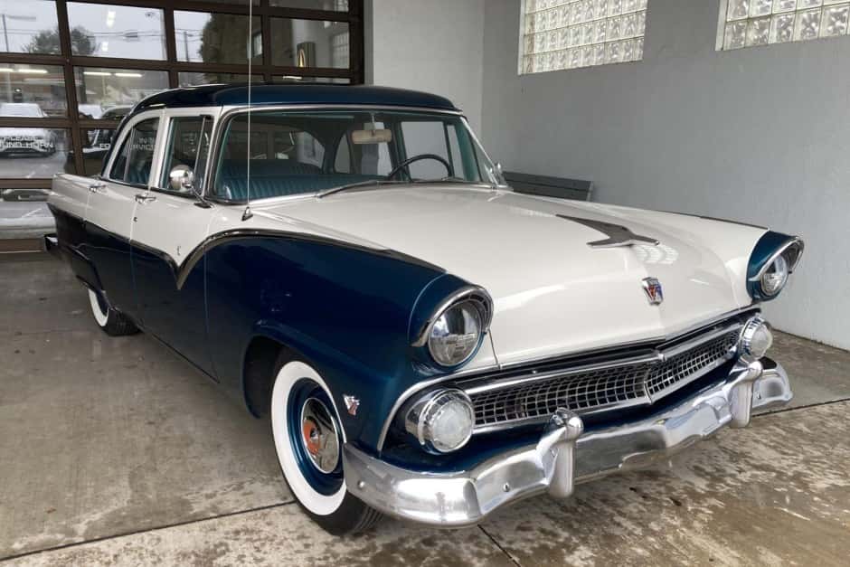 1955 Ford Customline sold for $15,250
