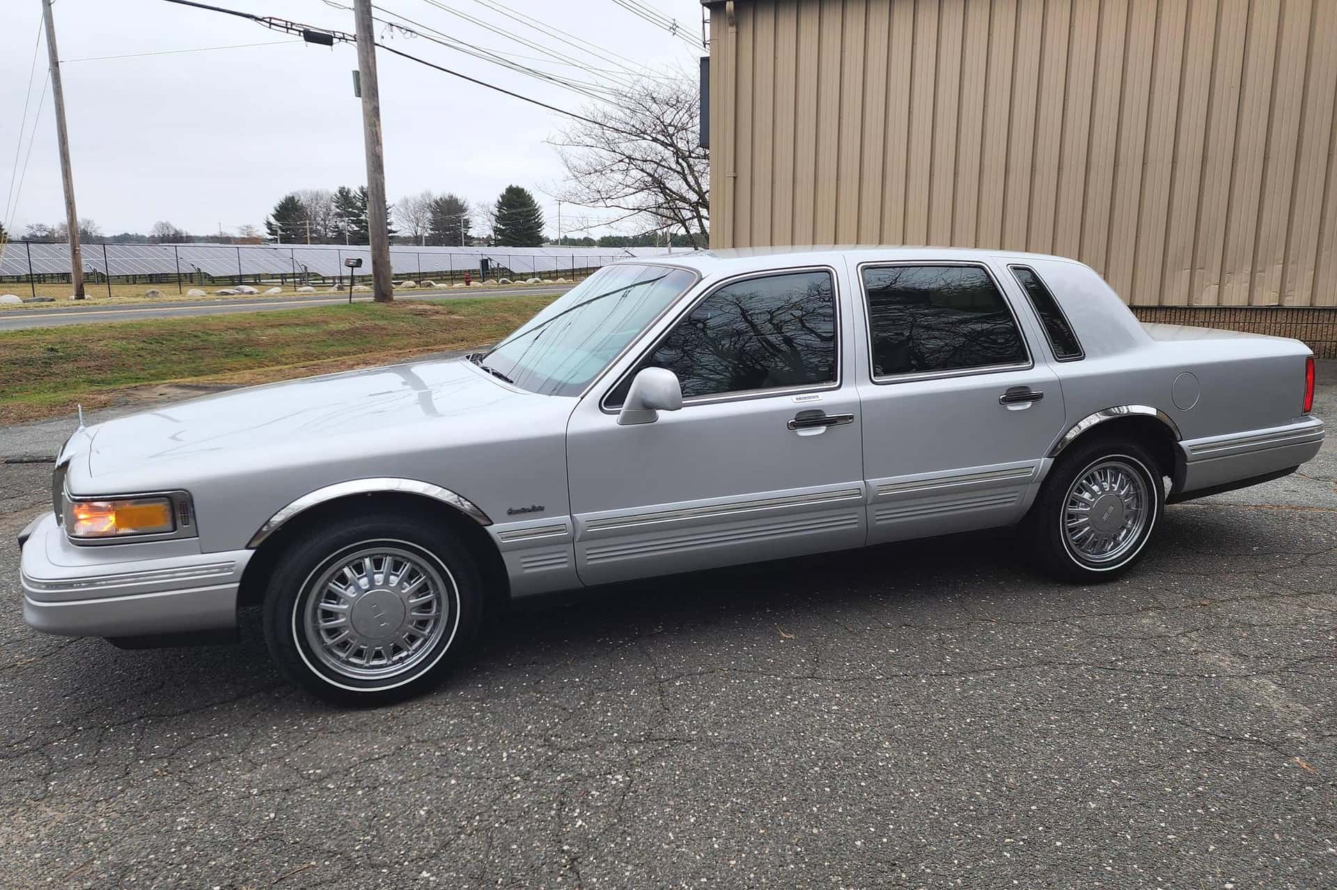 1997 Lincoln Town Car sold for $8,800