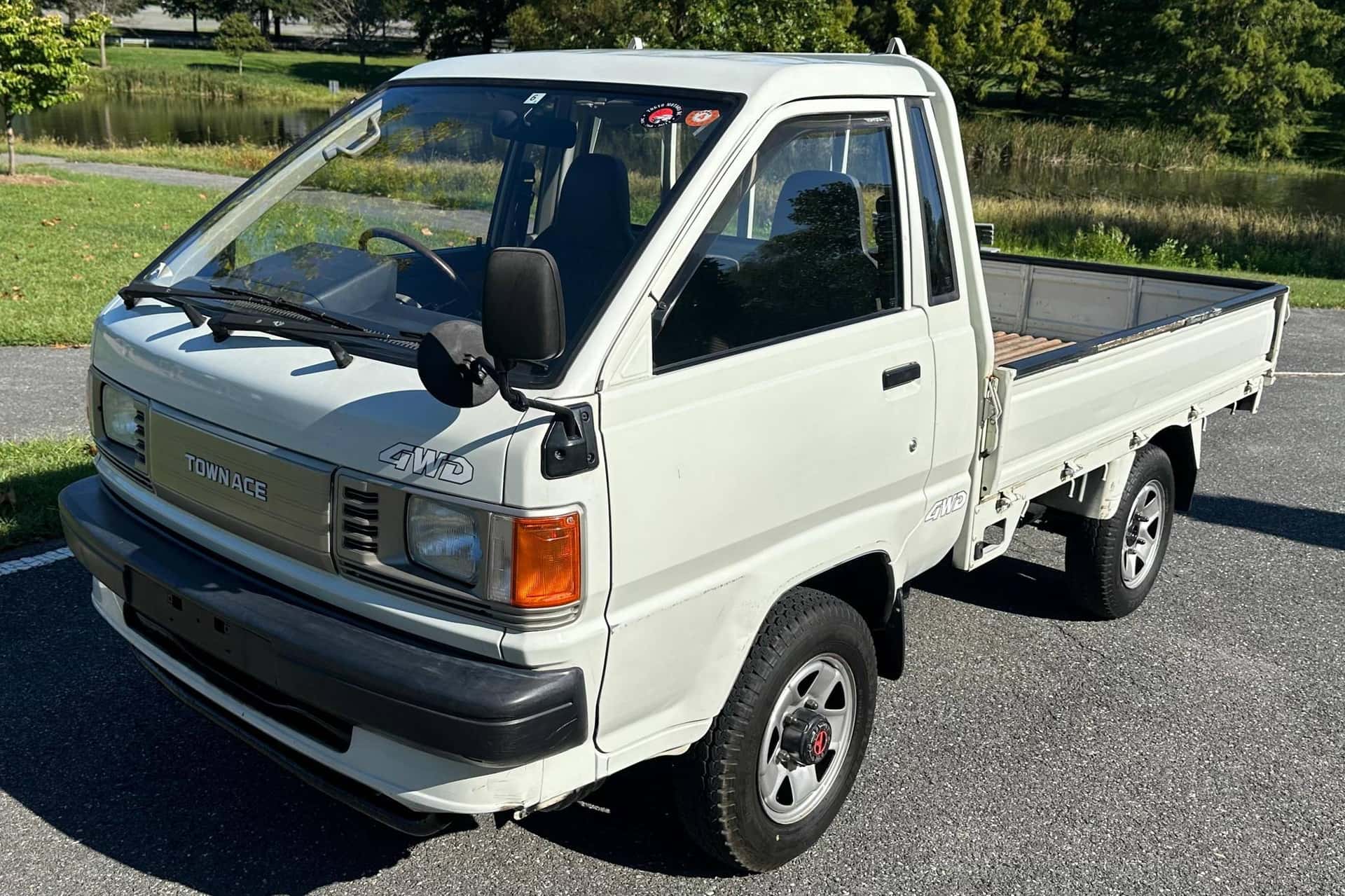 1991 Toyota TownAce sold for $5,913