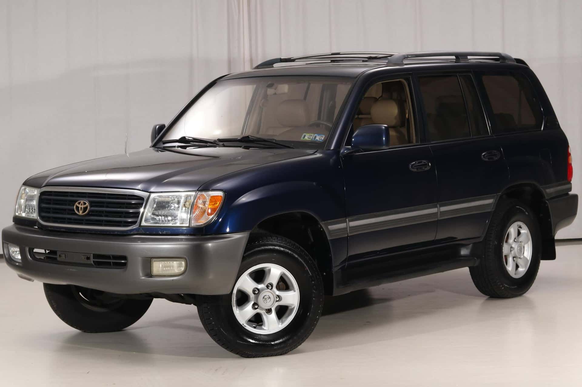 1998 Toyota Land Cruiser sold for $8,201