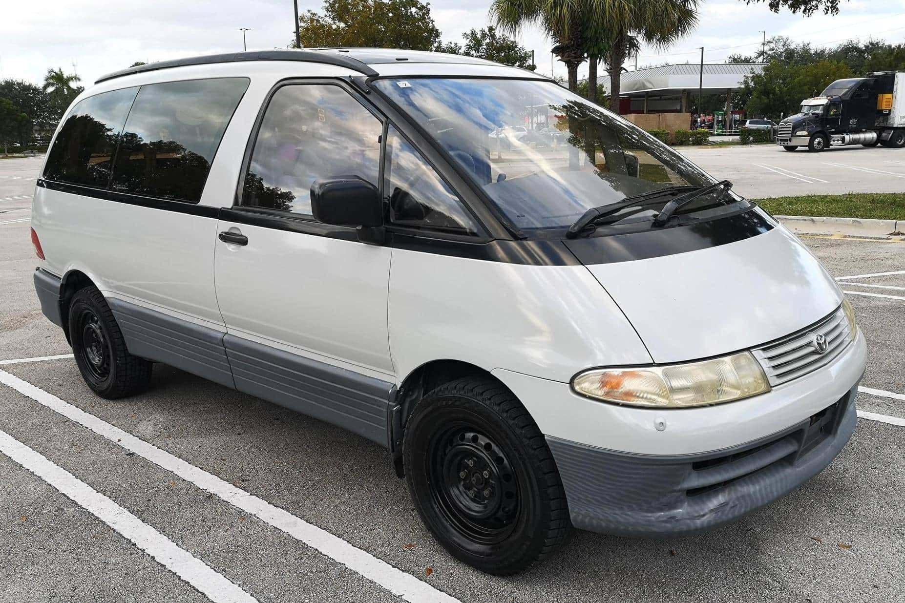 1995 Toyota Estima sold for $6,500