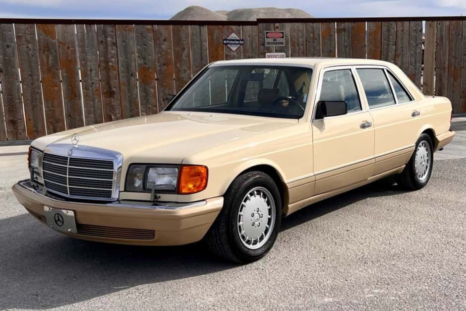 1989 Mercedes-Benz W126 S-Class sold for $14,500