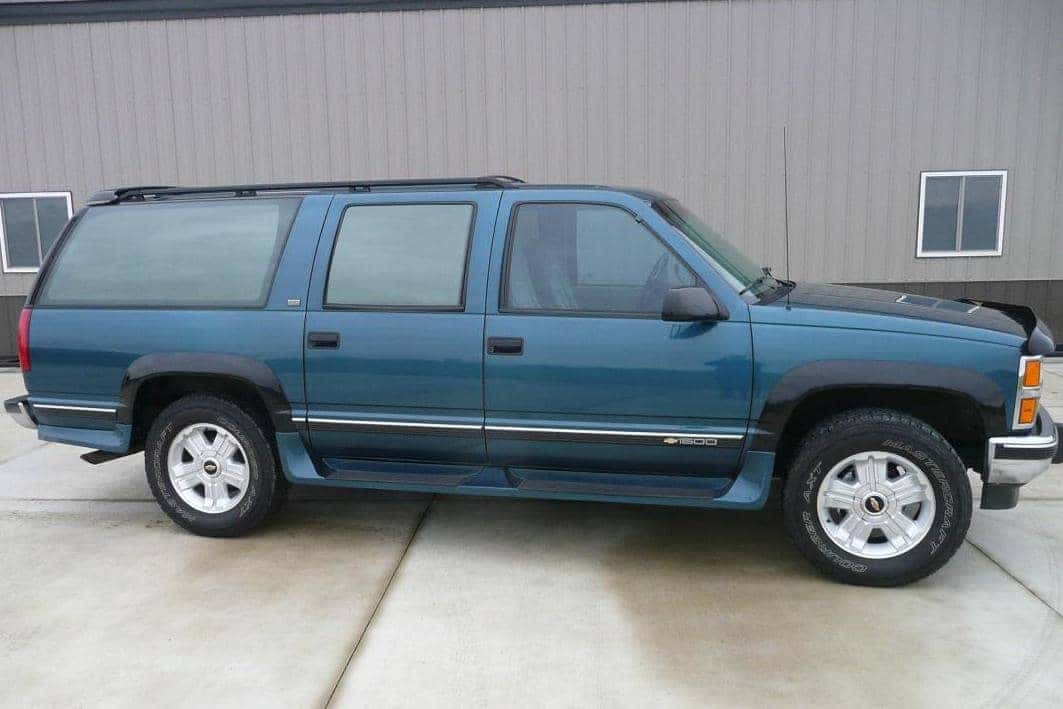 1993 Chevrolet Suburban sold for $9,100