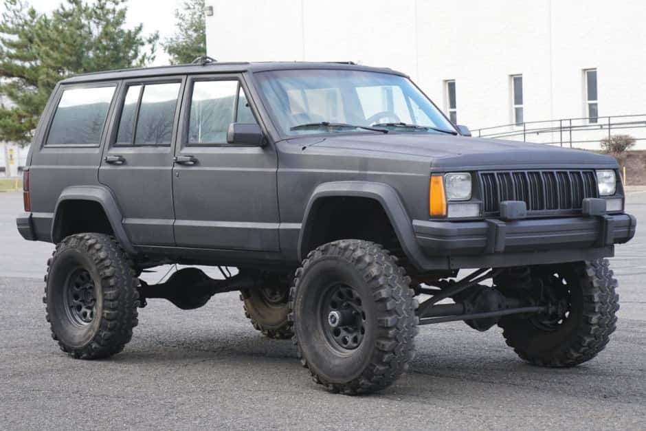 1990 Jeep XJ Cherokee sold for $2,100