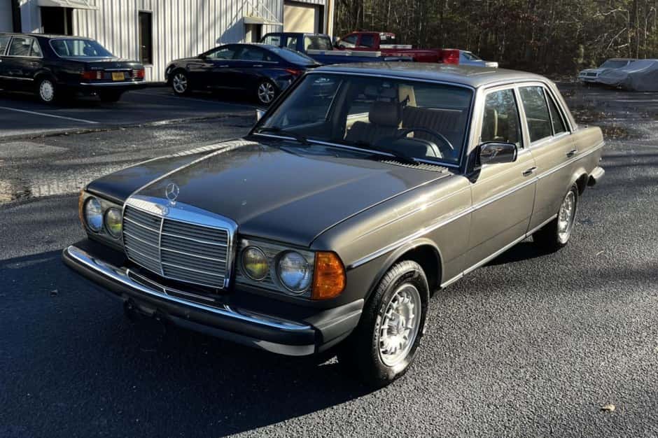 1984 Mercedes-Benz W123 sold for $12,750