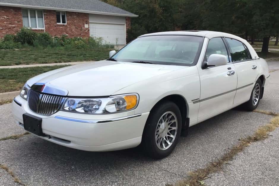 2000 Lincoln Town Car sold for $19,250