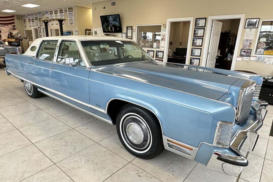 1977 Lincoln Town Car sold for $25,000